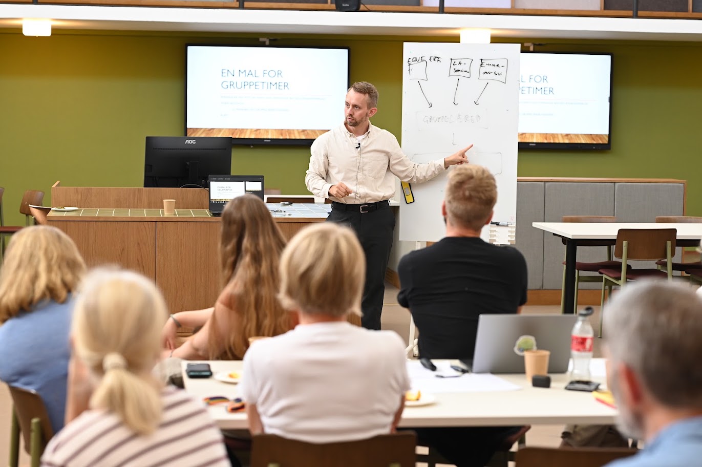 Vidar Skogvoll teaching a group class
